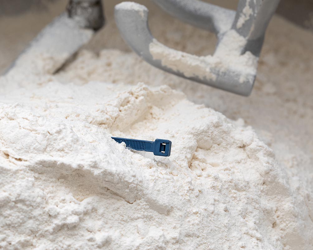 Brida de Nylon® detectable semienterrada en harina