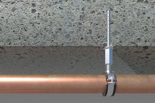 Vista de la instalación de una abrazadera para tuberías con uno de los tornillos para hormigón sin taco de INDEX