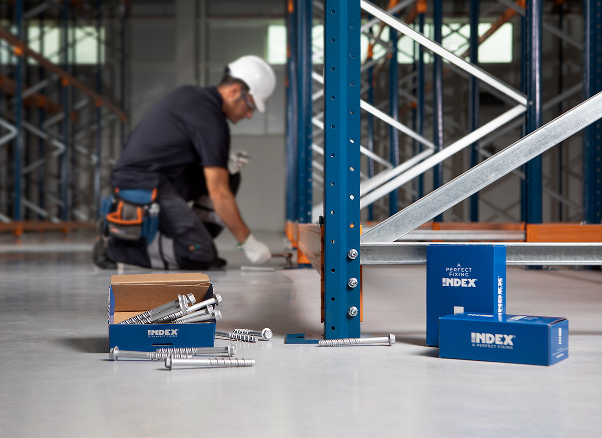 Operario utilizando los tornillos para hormigón TH/TX/TF de INDEX en una instalación