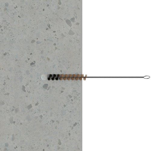 Paso 3 limpieza del hueco en el hormigón con cepillo